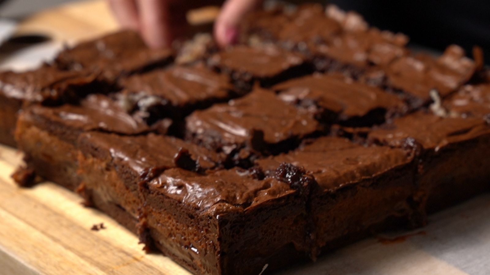 VIDEO: Mouthwatering samoa brownies have a yummy caramel inside