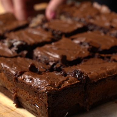 VIDEO: Mouthwatering samoa brownies have a yummy caramel inside