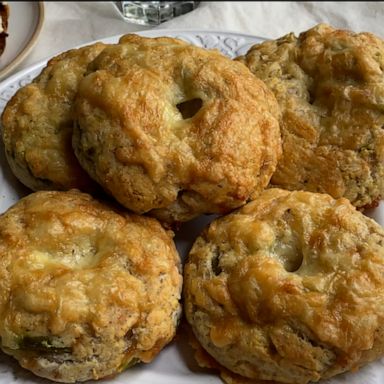 VIDEO: Make scrumptious 'Gluten-Free Cheddar Jalapeño Bagels’ at home 