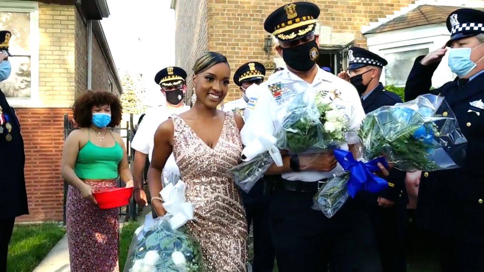 VIDEO; Chicago police officers pay tribute to fallen colleague on his daughter's prom night