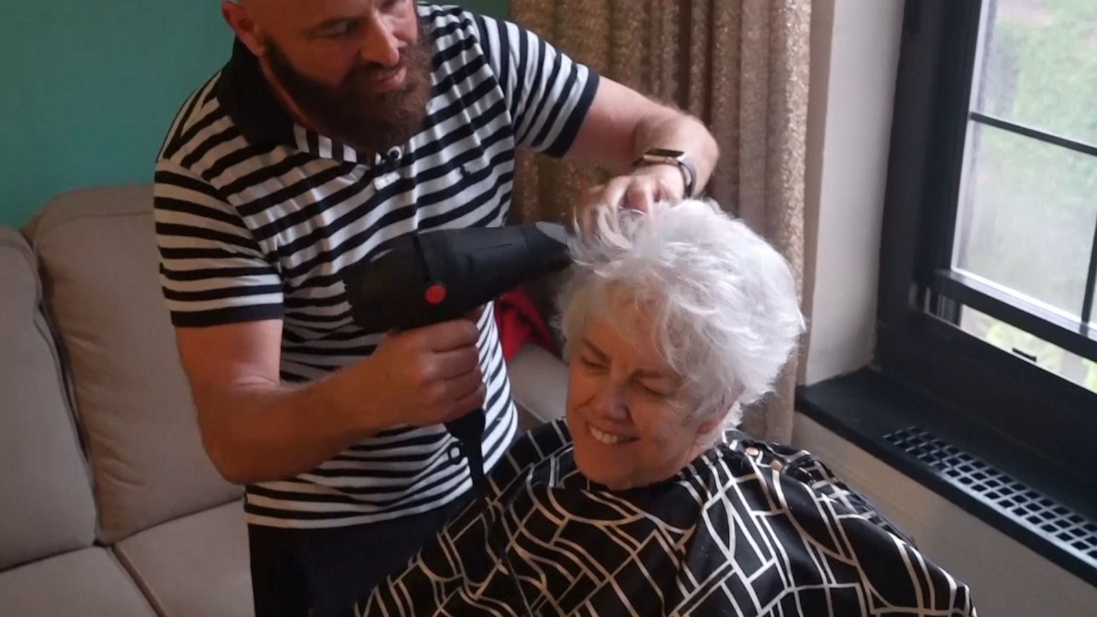 VIDEO: Celeb hairstylist gives free haircuts to older New Yorkers