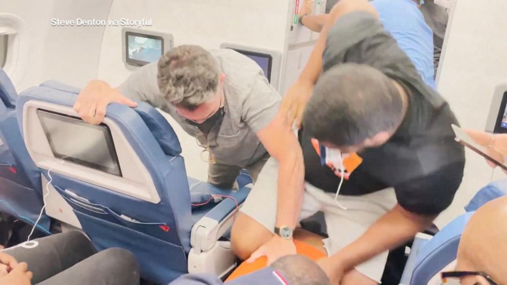Video Passengers subdue off-duty flight attendant making threats near  cockpit - ABC News