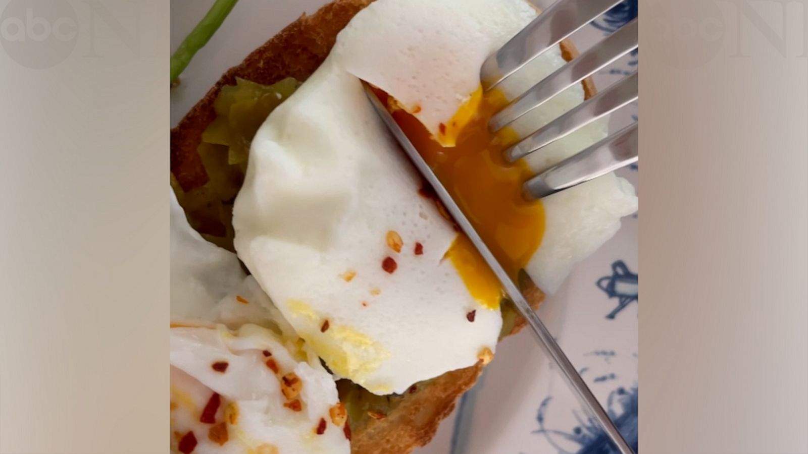 VIDEO: This is the easy way to make poached eggs