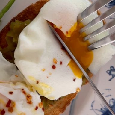 VIDEO: This is the easy way to make poached eggs 