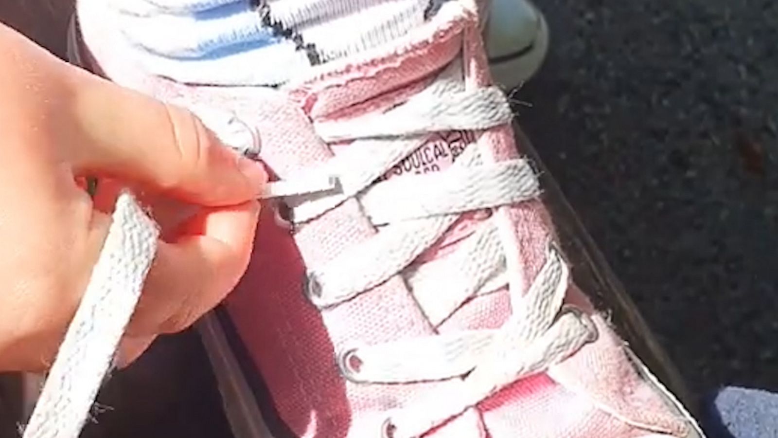 VIDEO: This toddler's shoe-tying hack is genius