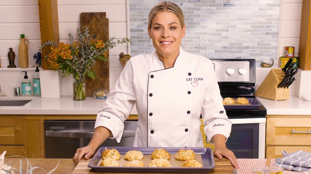 VIDEO: Make a copycat version of Red Lobster’s legendary Cheddar Bay Biscuits at home