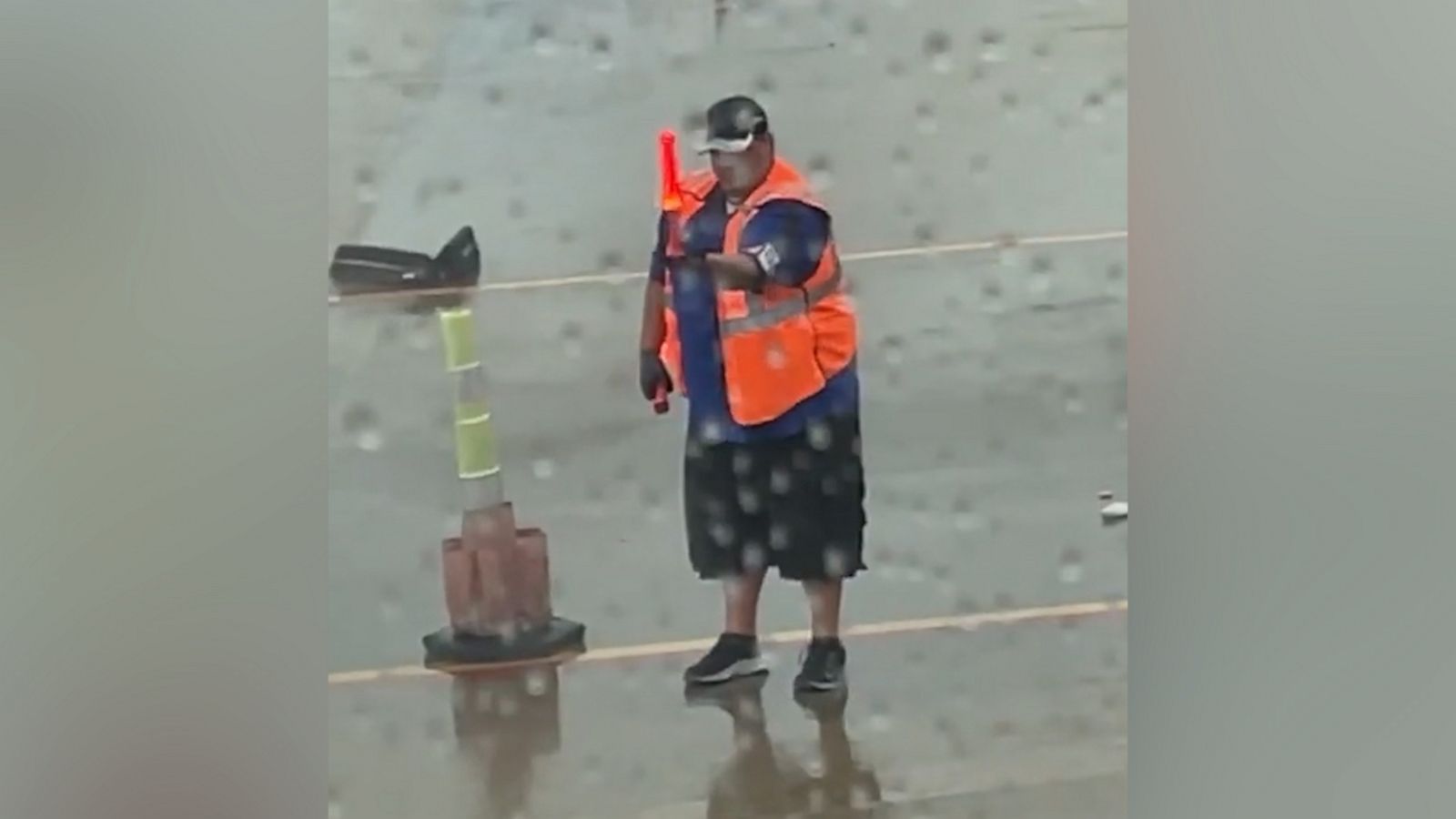 VIDEO: Airport ground crew member entertains delayed flight passengers