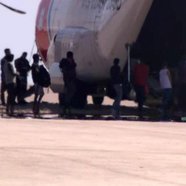 VIDEO: Authorities begin deporting planes full of migrants from Texas