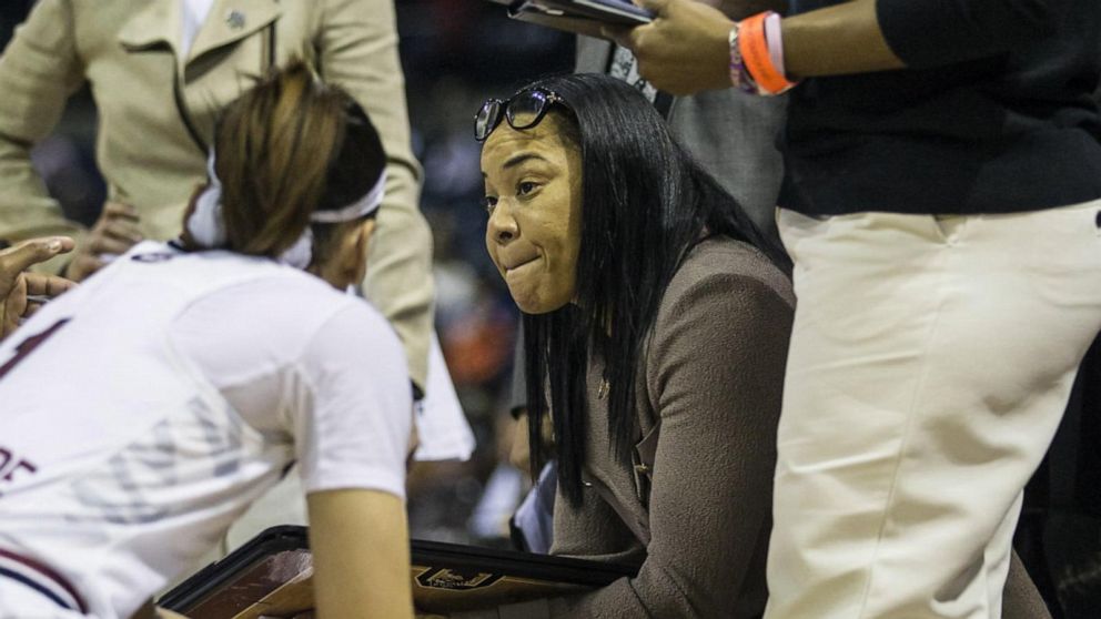 Video University Of South Carolina Coach Dawn Staley Becomes Highest ...