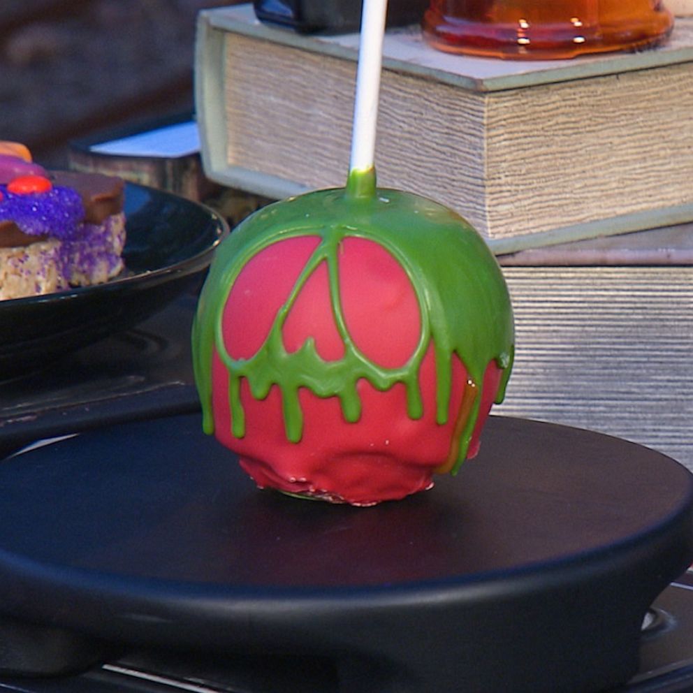 Make this Disneyland poison skull apple for Halloween Good Morning