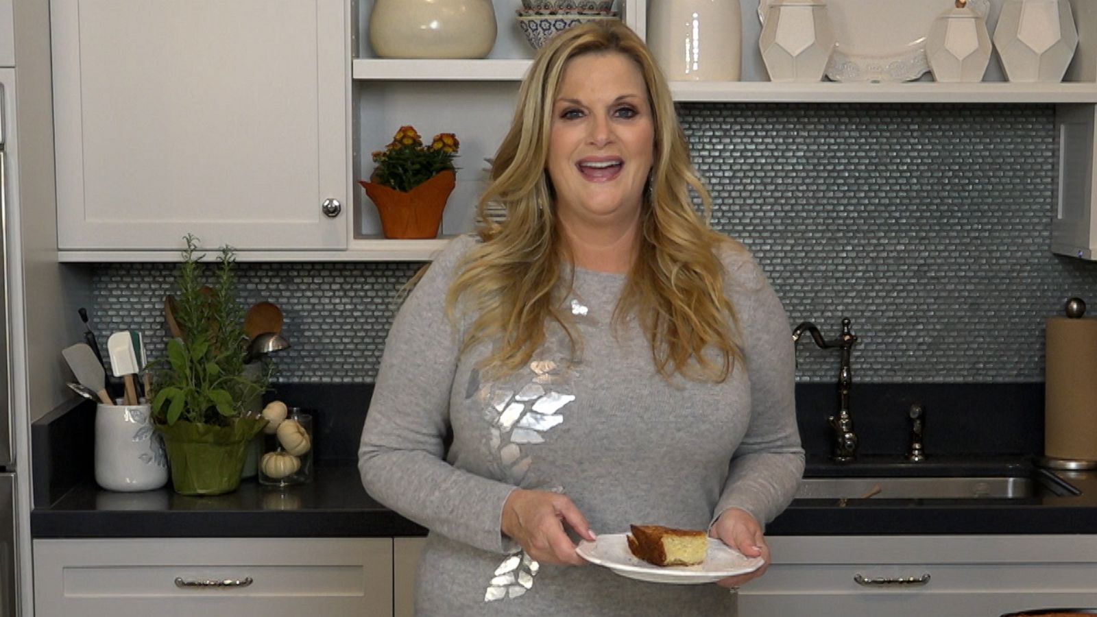 VIDEO: Trisha Yearwood shares her skillet cheddar cornbread recipe for Thanksgiving