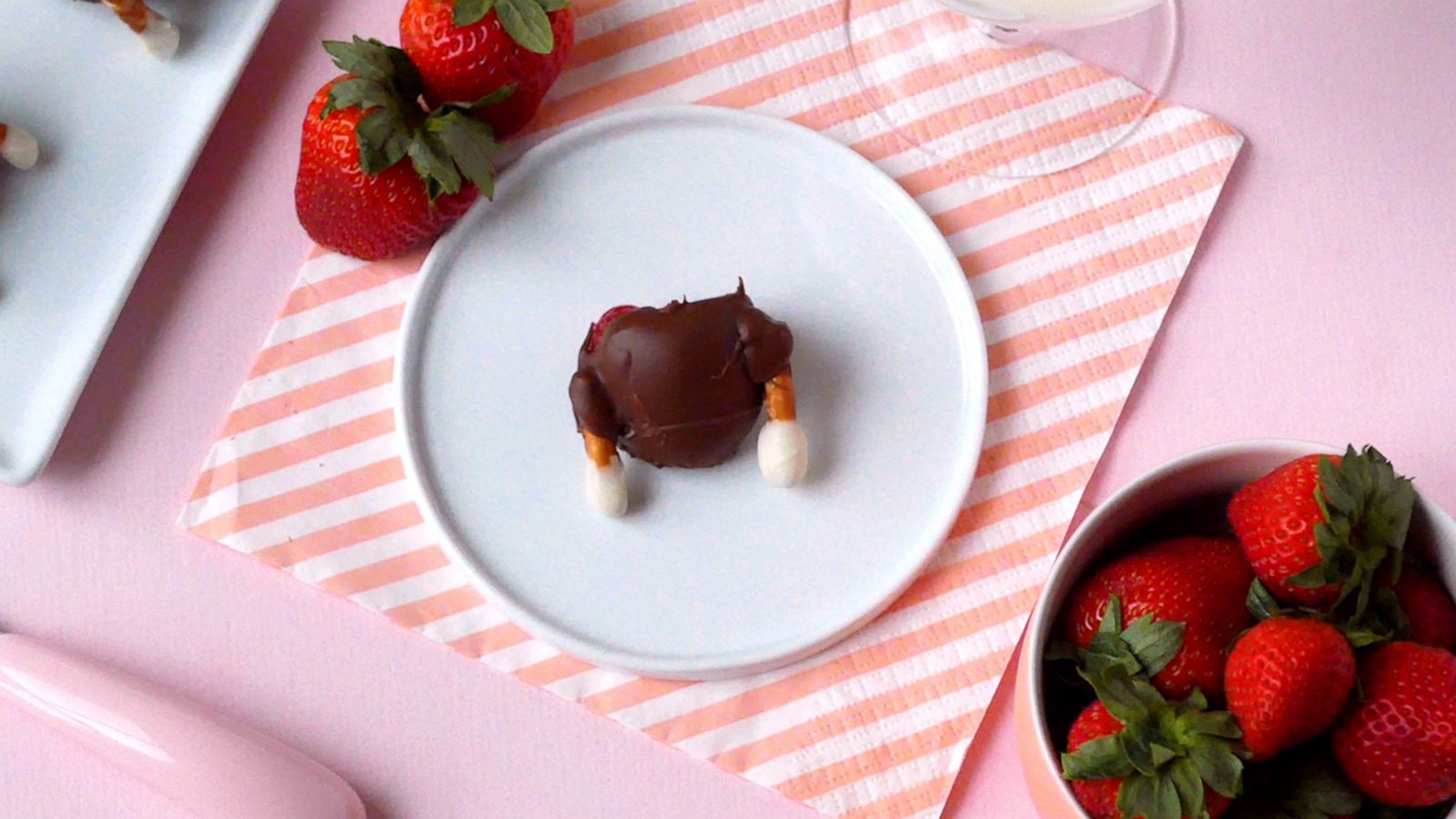 VIDEO: Treat your Thanksgiving guests to these adorable chocolate covered strawberry turkeys