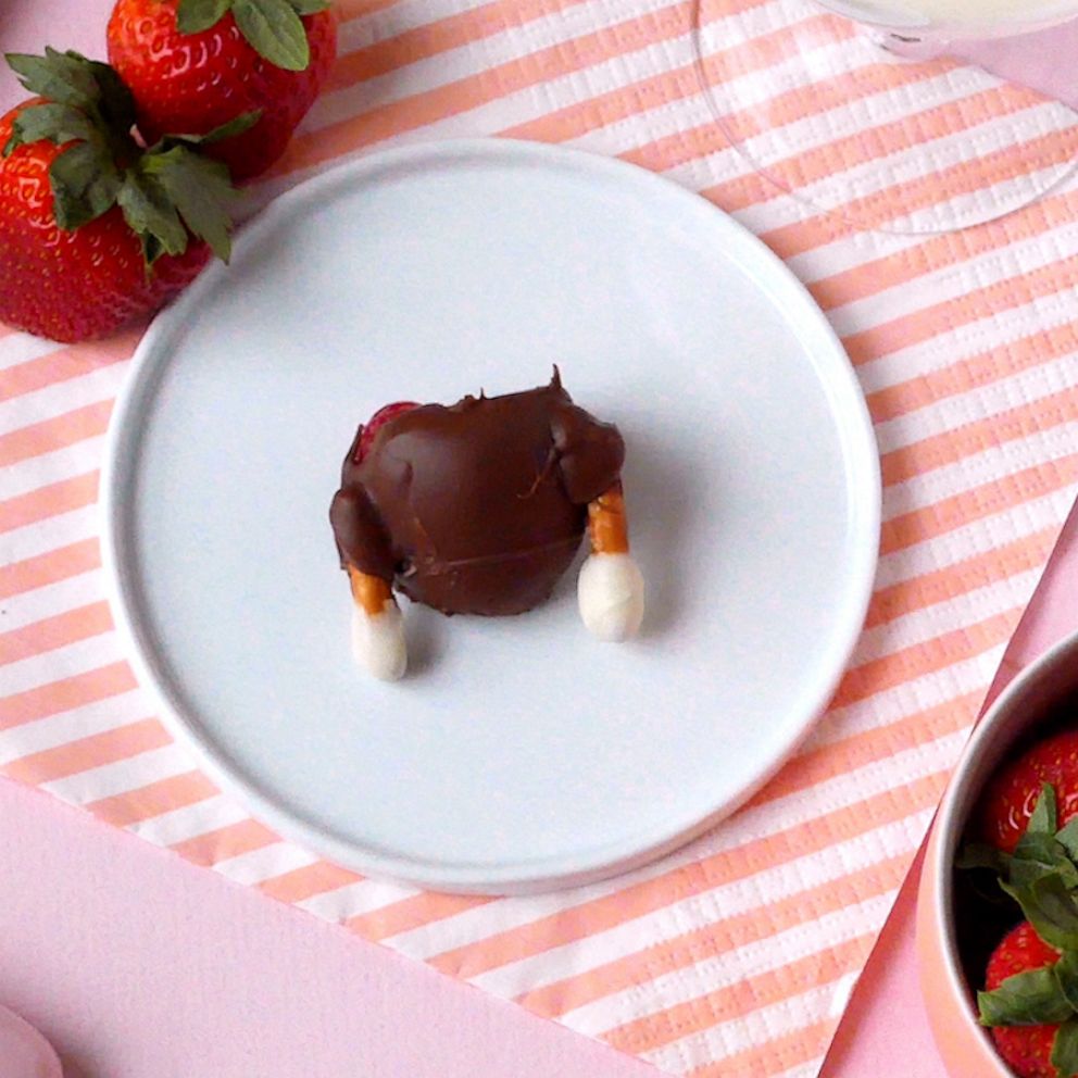 Chocolate Covered Strawberries (VIDEO) 