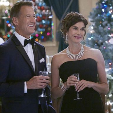 VIDEO: Teri Hatcher, James Denton reunite in new Hallmark film, ‘A Kiss Before Christmas’