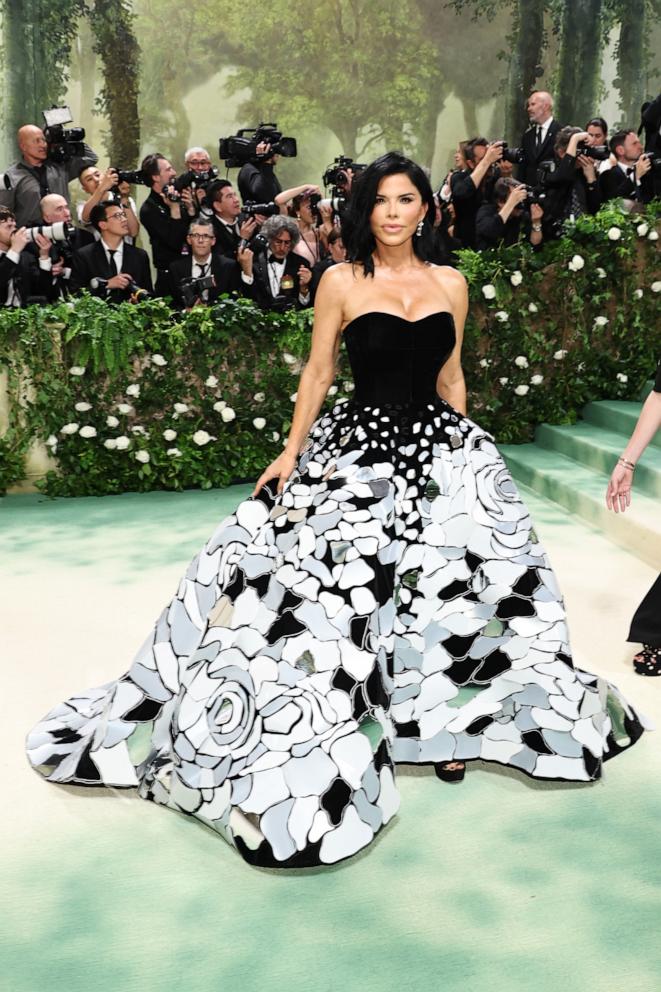 PHOTO: The 2024 Met Gala Celebrating "Sleeping Beauties: Reawakening Fashion" - Arrivals, Lauren Sanchez