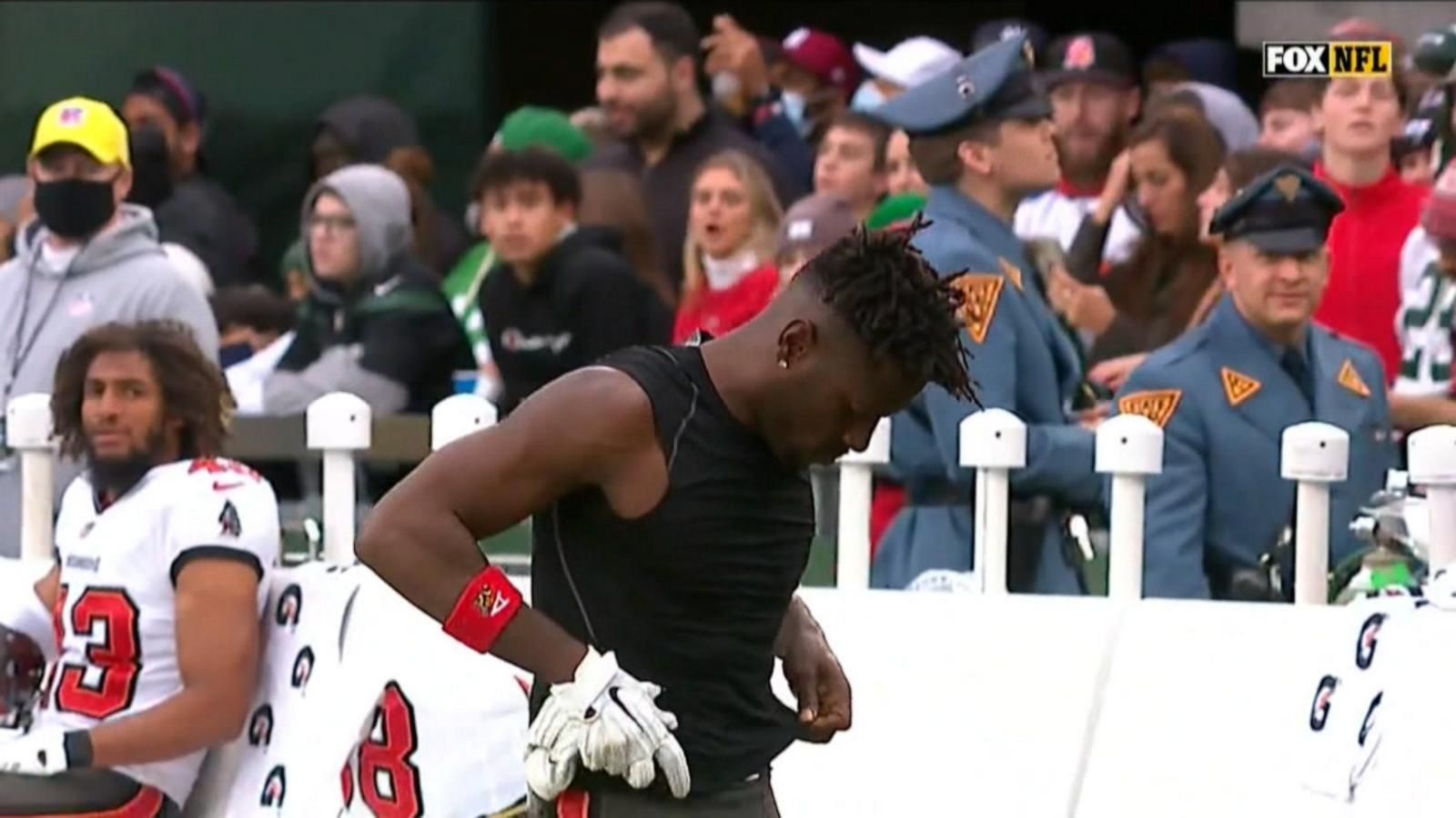 Antonio Brown Storms Off Field During Buccaneers' Win Over Jets