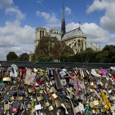 VIDEO: Man tries to save 'Love Locks' in Paris