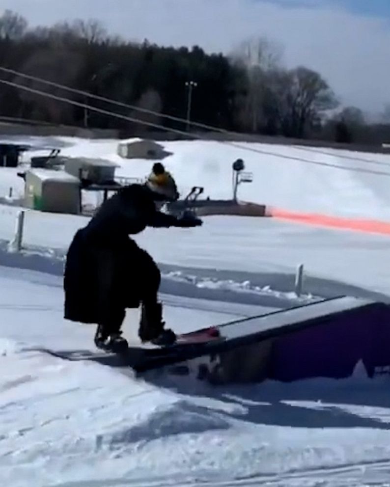 220215_gma_digital_snowboardin