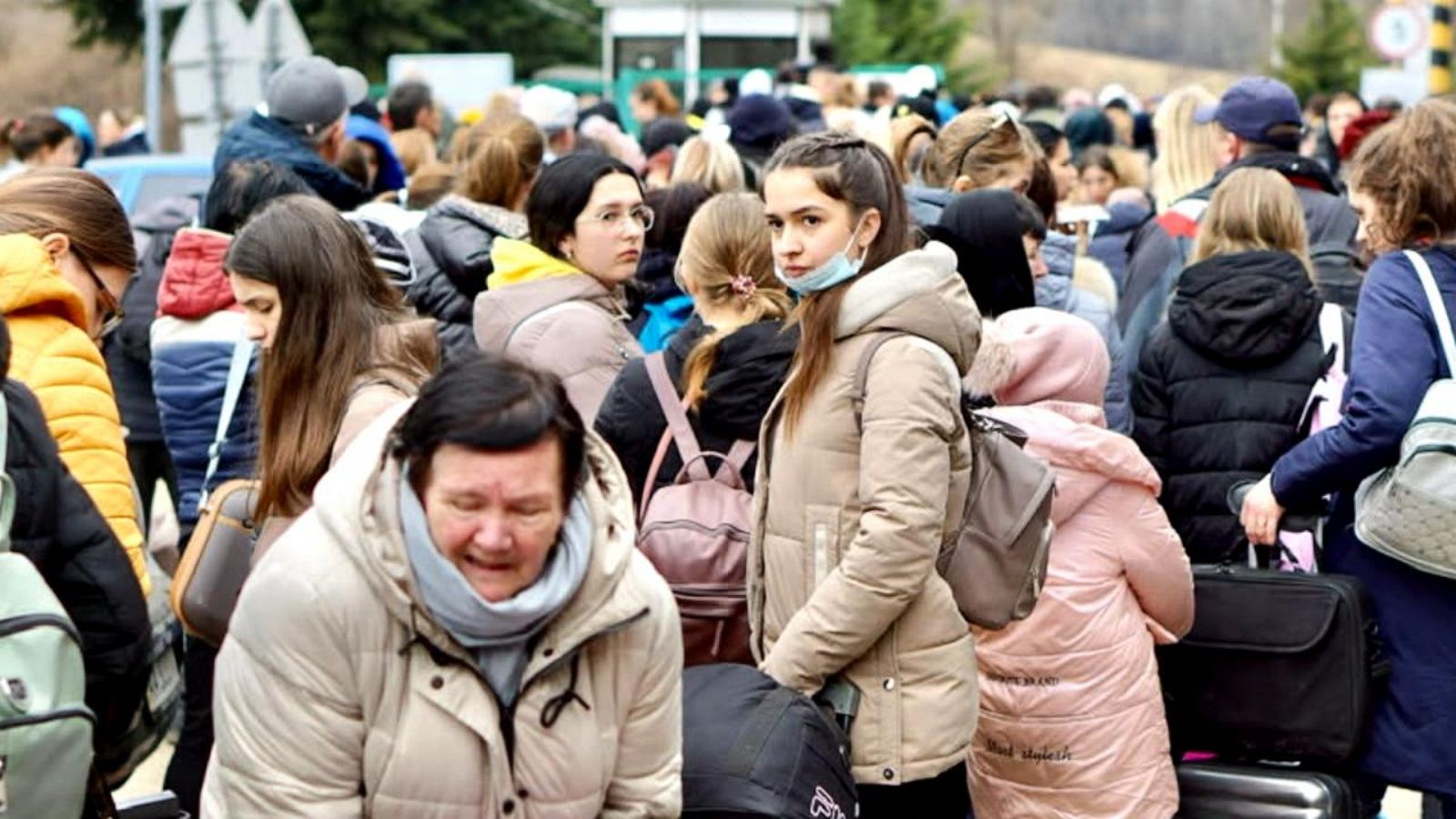 Tens of thousands flee Ukraine as world reacts - Good Morning America