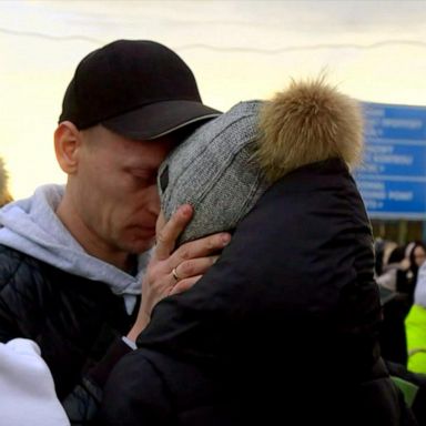 VIDEO: Tens of thousands of Ukrainians try to escape the violence