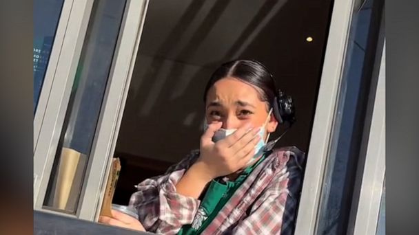 Video La historia detrás del video viral de una barista de Starbucks que se entera de que su hermana no tiene cáncer – ABC News