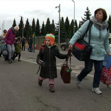 VIDEO: Ukrainian refugees flee to neighboring countries amid war