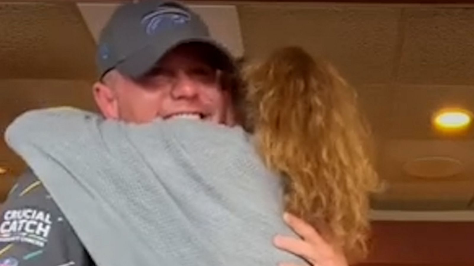 VIDEO: Soldier surprises his waitress mom at her workplace, and she has the best reaction