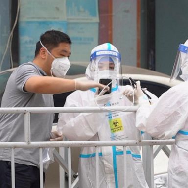 VIDEO: China cracks down on COVID outbreak in Beijing