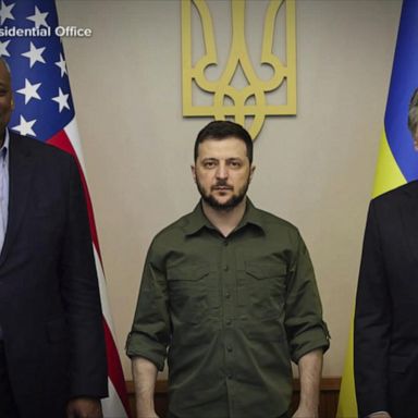 VIDEO: Zelenskyy meets with US officials about war in Ukraine