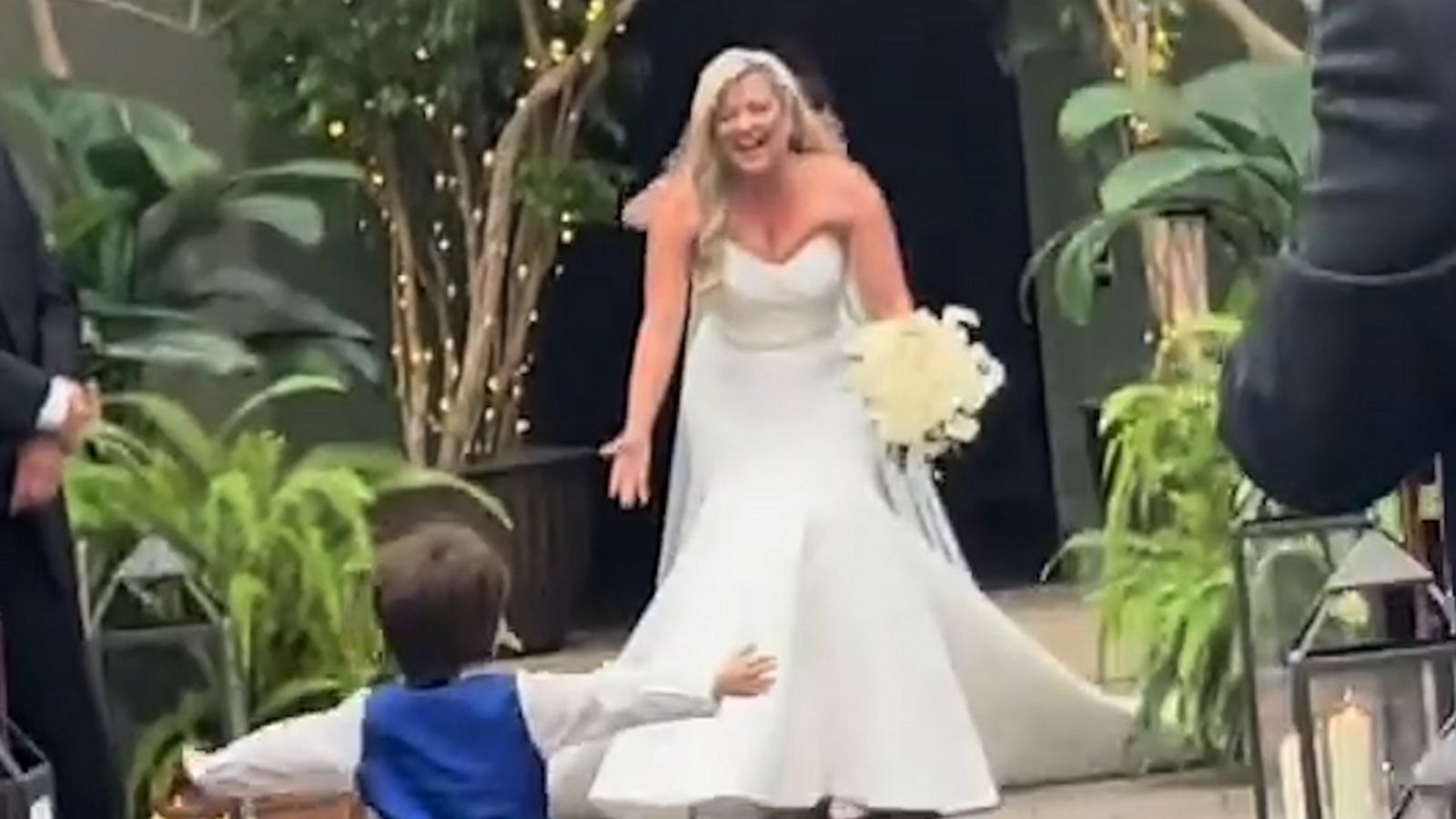 VIDEO: Boy sweetly embraces his mom as she walks down the aisle during her wedding ceremony