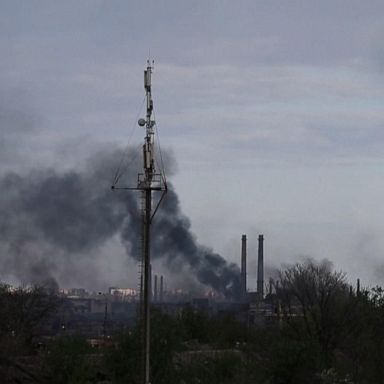 VIDEO: Russian forces shell Ukrainian steel plant that houses civilians