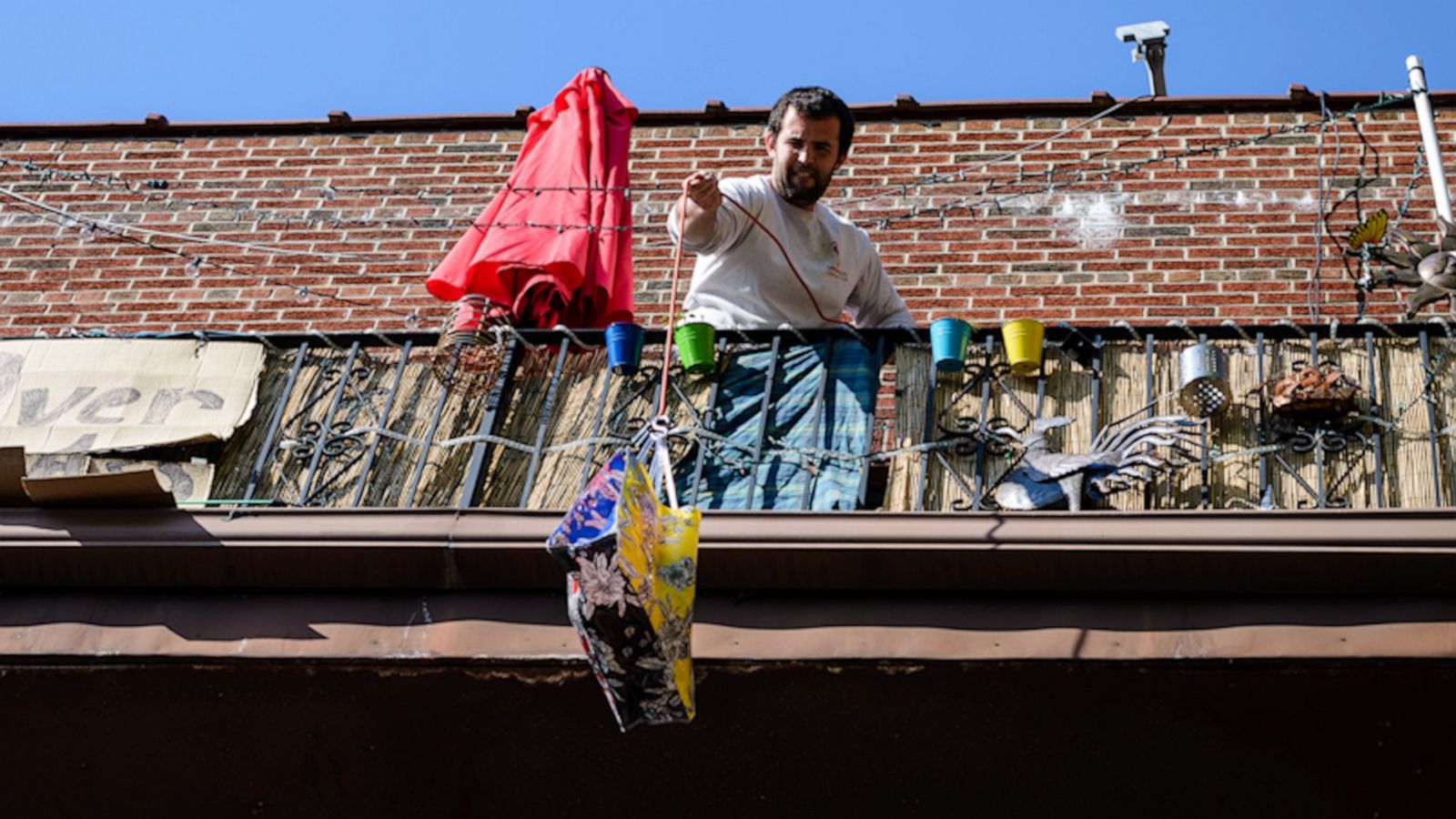 VIDEO: Man serves BBQ from his NYC balcony, raising over $90,000 for his community