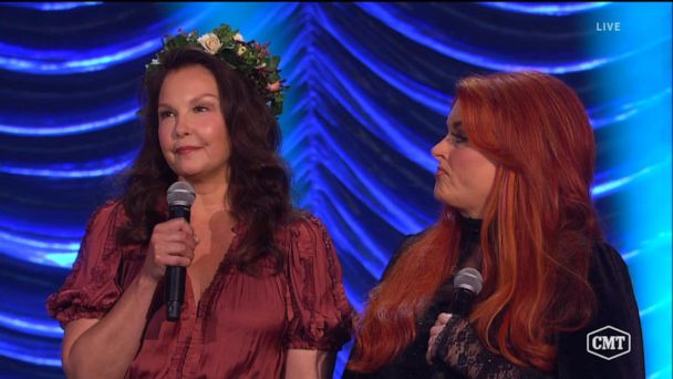 Country music stars and more pay tribute to Naomi Judd