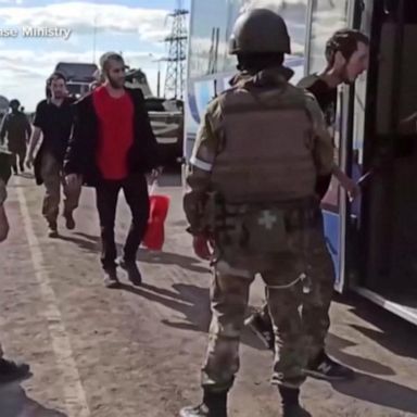 VIDEO: Ukrainian troops leave steel plant in Mariupol