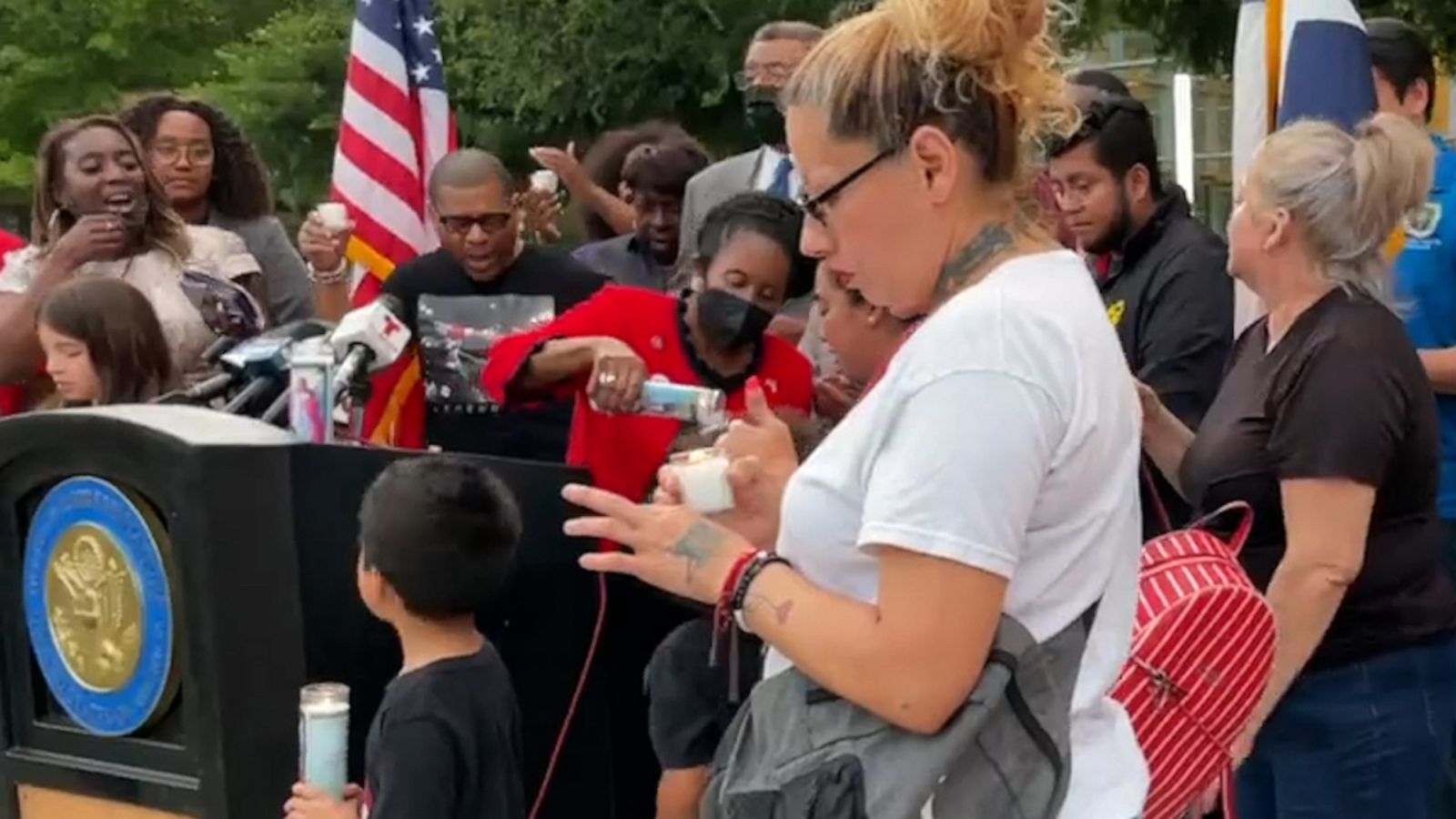 VIDEO: Houston residents pay tribute to Uvalde victims with candlelight vigil