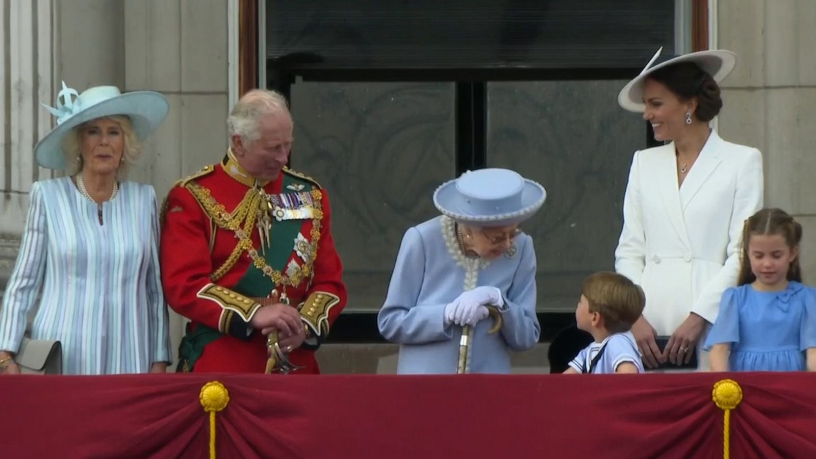 VIDEO: Royal family joins Queen Elizabeth II on the balcony