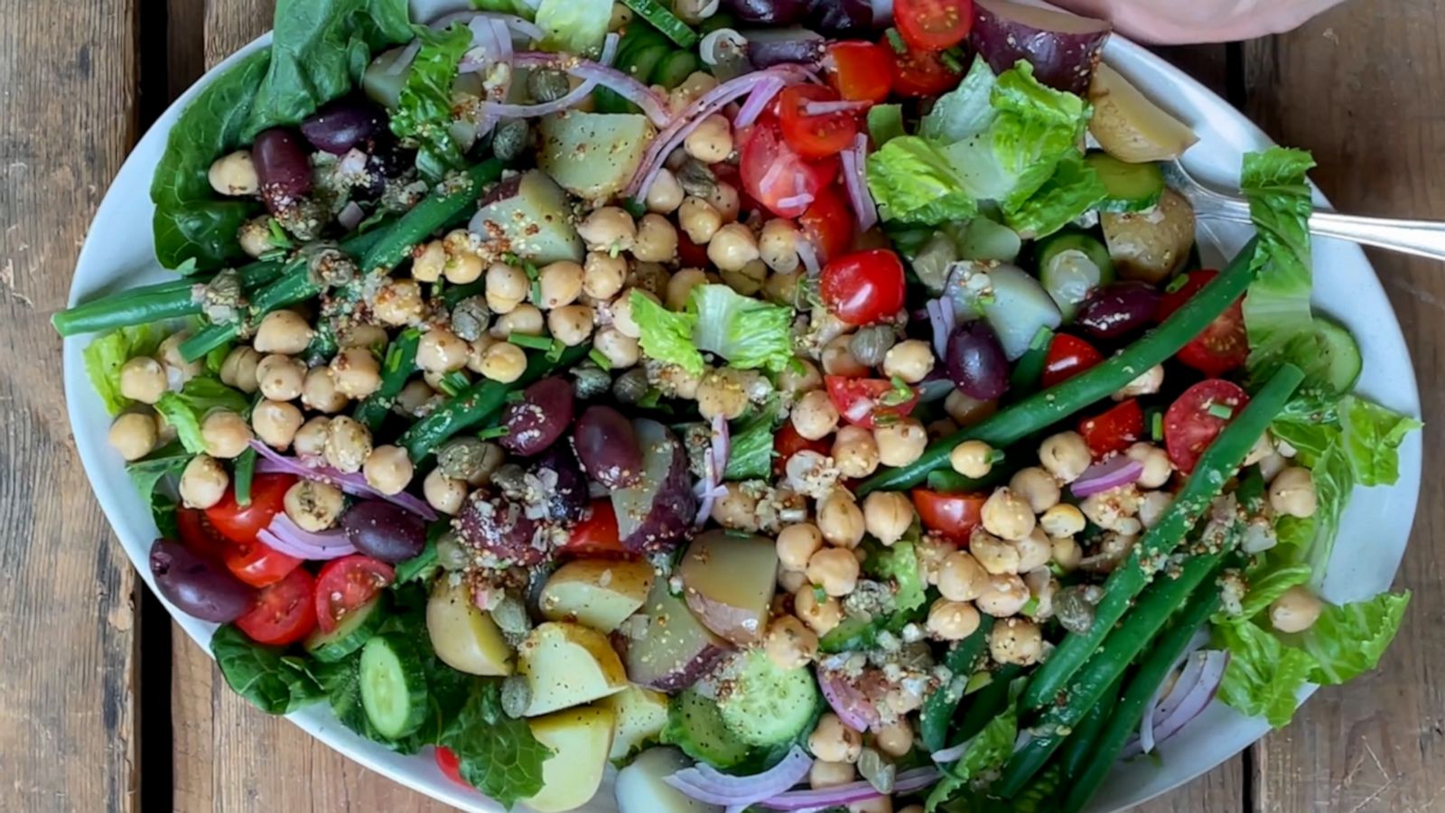 Vegans and non-vegans alike will love this chickpea salad niçoise ...