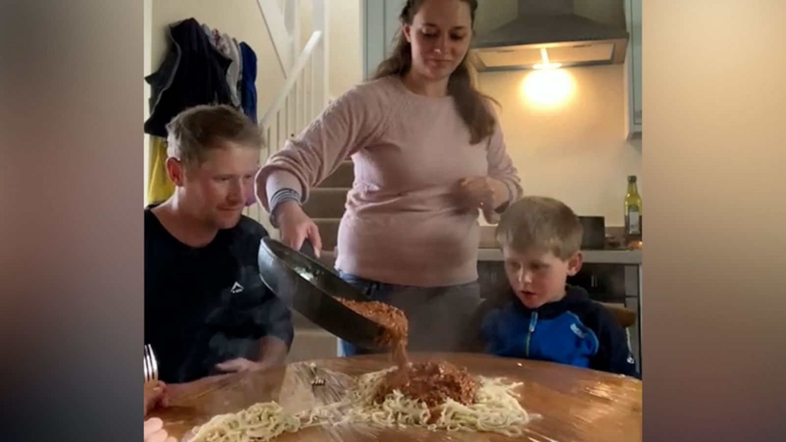 VIDEO: Mom surprises family with messy dinner trend, serves spaghetti on table