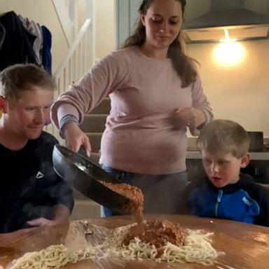 VIDEO: Mom surprises family with messy dinner trend, serves spaghetti on table