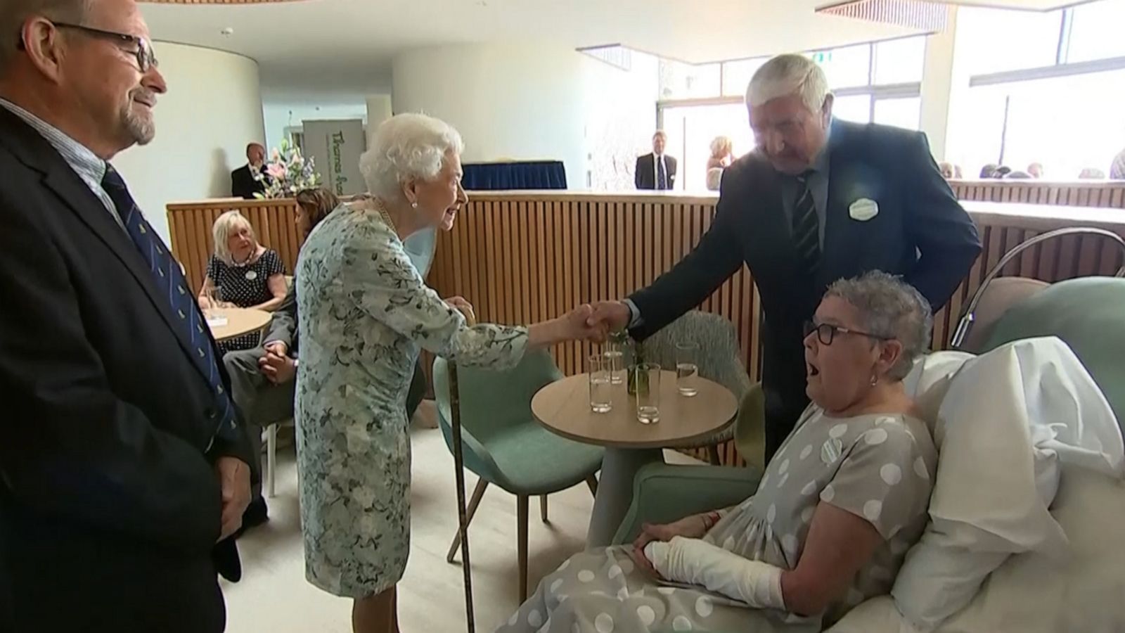 VIDEO: Man’s meeting with the queen awkwardly interrupted when his phone rings