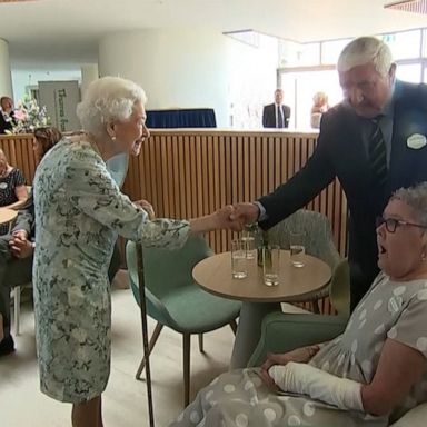 VIDEO: Man’s meeting with the queen awkwardly interrupted when his phone rings 