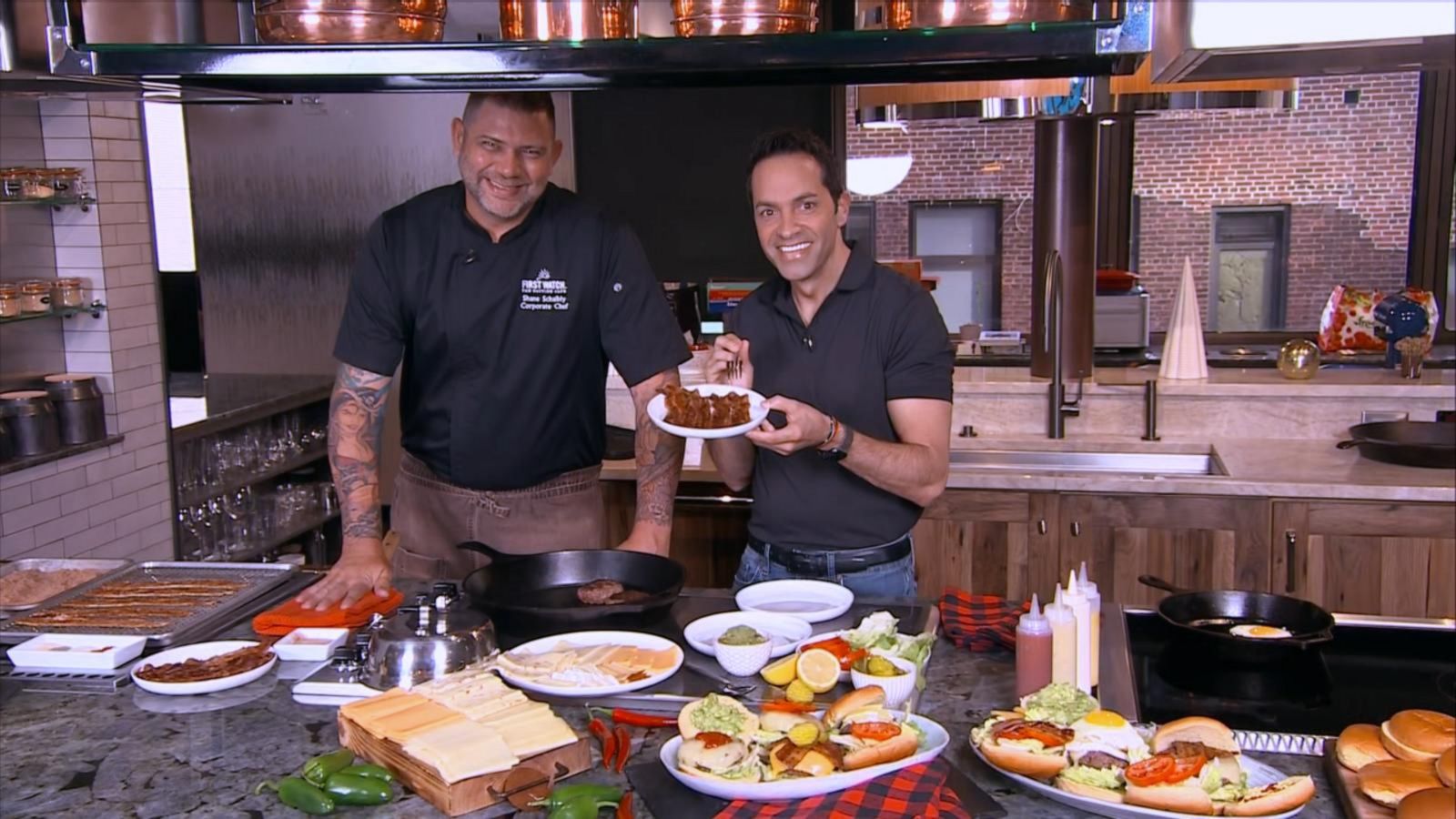 VIDEO: 'GMA' gets pro tips to build the perfect burger