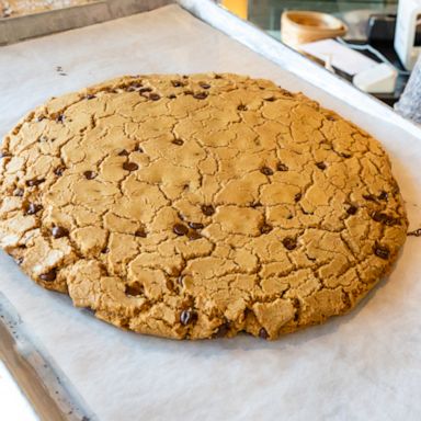 VIDEO: This 5-pound cookie is what dreams are made of