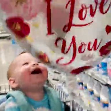 VIDEO: Baby can’t stop smiling and laughing at balloon 