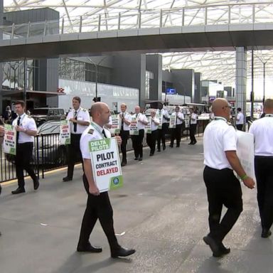 VIDEO: Off-duty pilots picket as Americans begin Labor Day travel