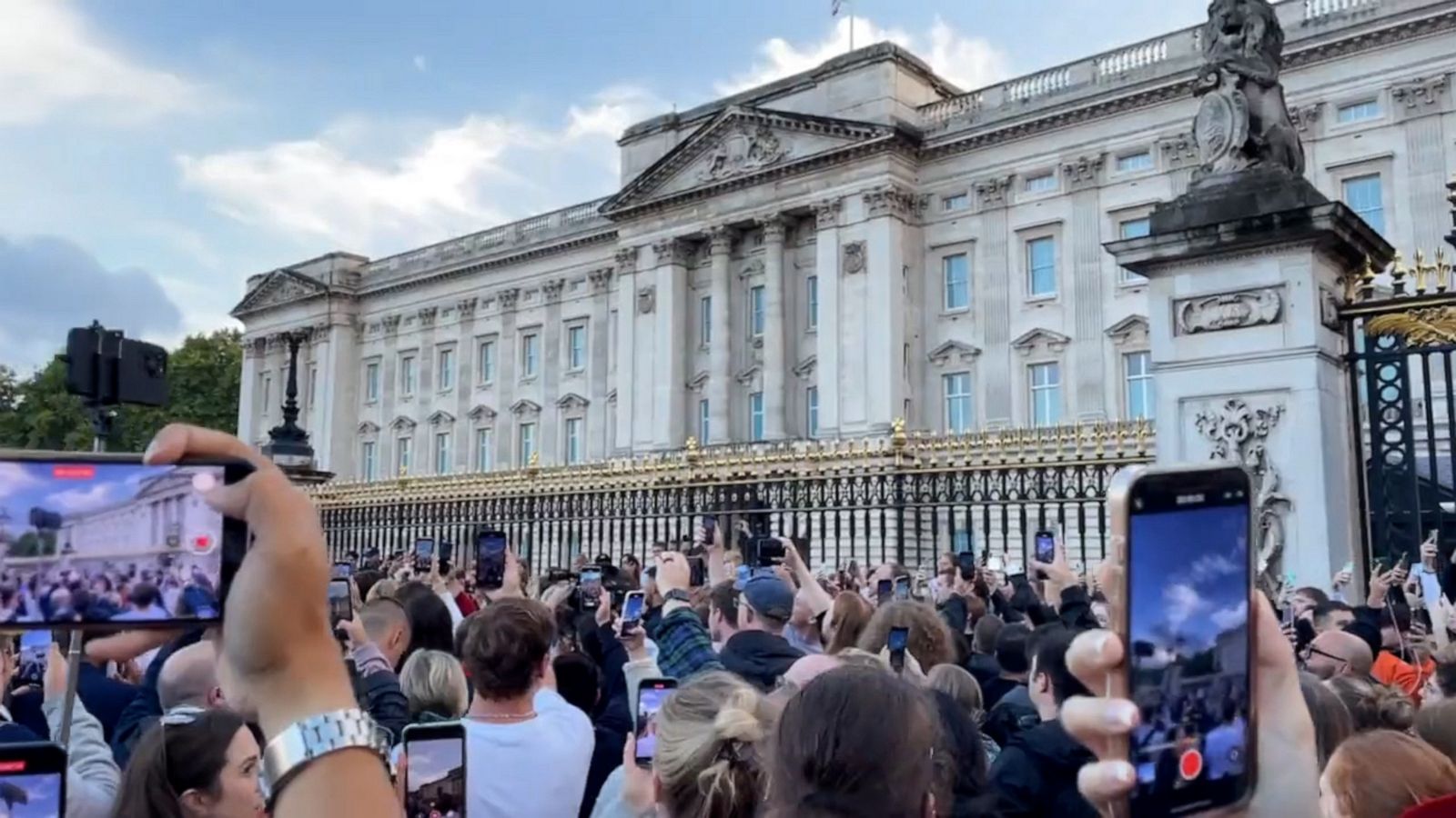 VIDEO: 'God Save the Queen' sang outside Buckingham Palace after Queen Elizabeth II's death