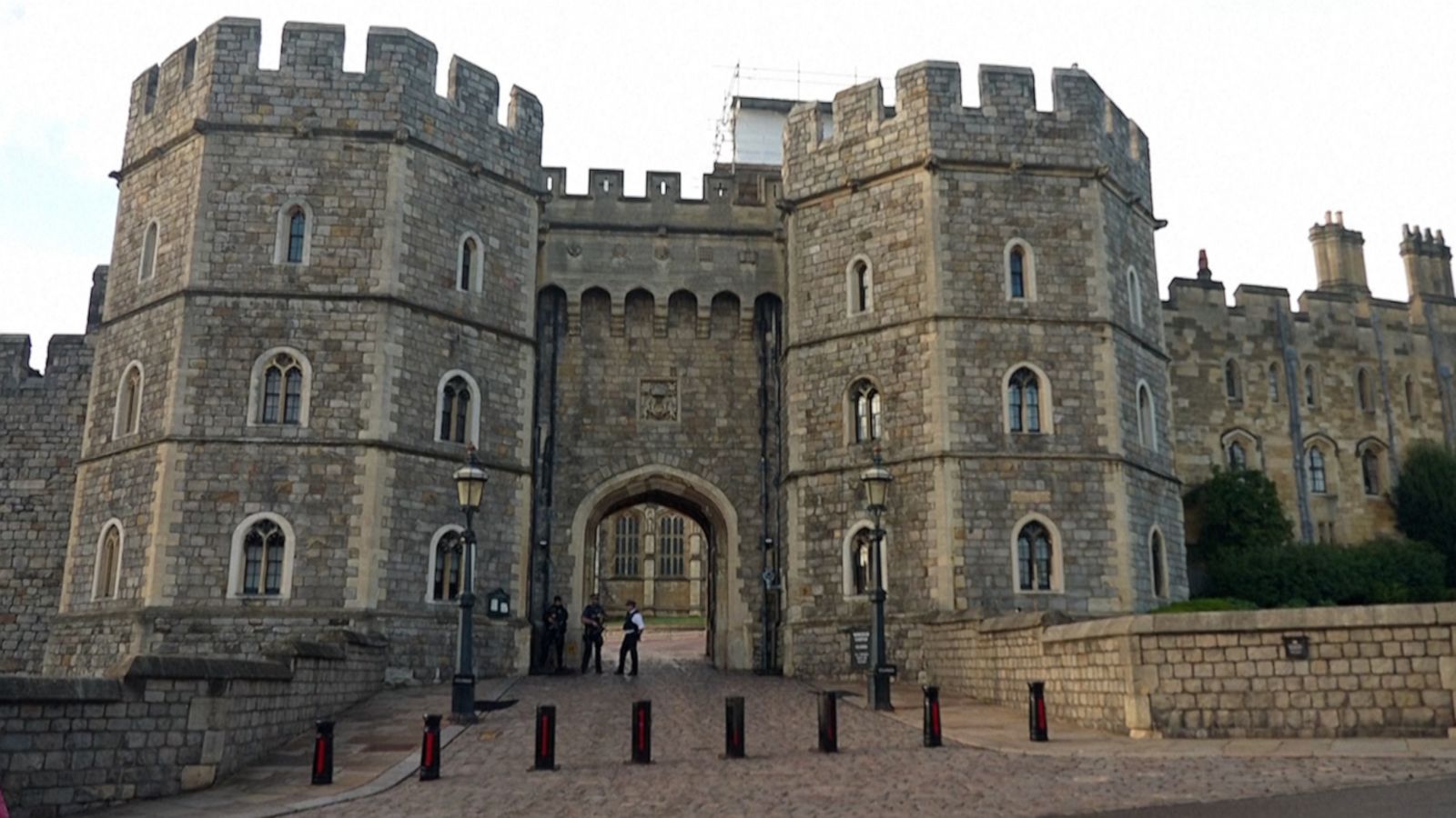 VIDEO: Mourners outside of Windsor Castle react to Queen Elizabeth II’s death