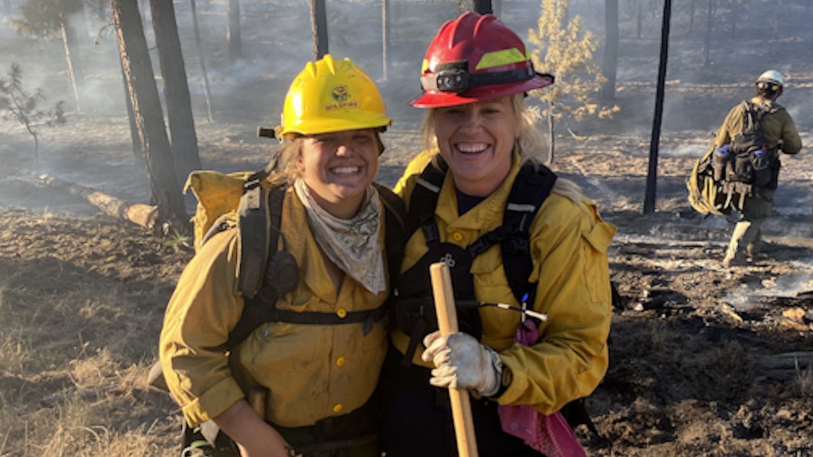 VIDEO: Firefighter mom and daughter team up to battle wildfire