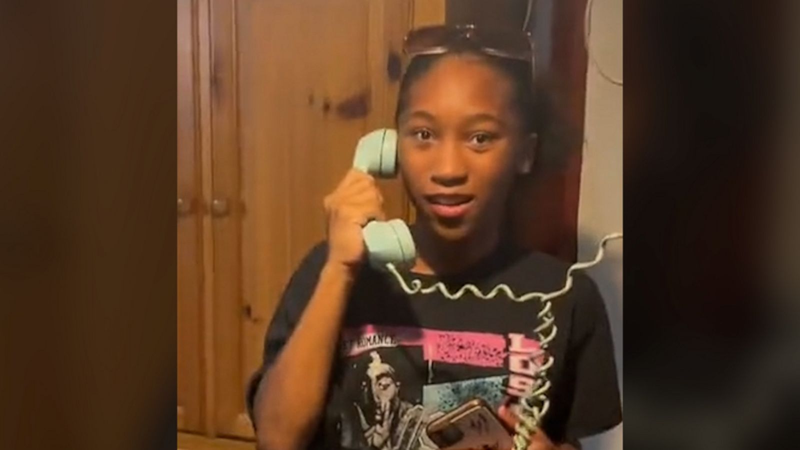 PHOTO: VIDEO: Girls' reaction to seeing landline for 1st time will make you feel ancient