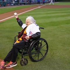 1977 WS Gm6: DiMaggio throws out the first pitch 